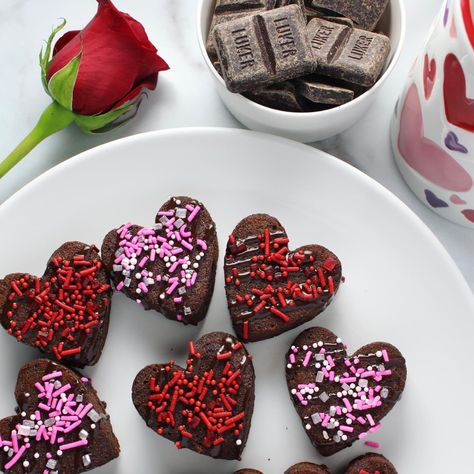 Valentines Brownies, Dessert Saint Valentin, Valentine Snacks, San Valentín Ideas, Valentines Party Food, Valentines Desserts, Valentines Snacks, Valentines Treats, Valentines Baking