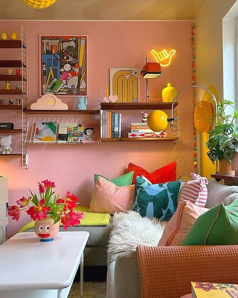 Funky Diy Home Decor, Eclectic Apartment Decor Ideas, Funky Basement, Maxamilist House, Weird Home Decor, Small Spaces Ideas, Eclectic Apartment Decor, Eclectic Spaces, Eclectic Apartment