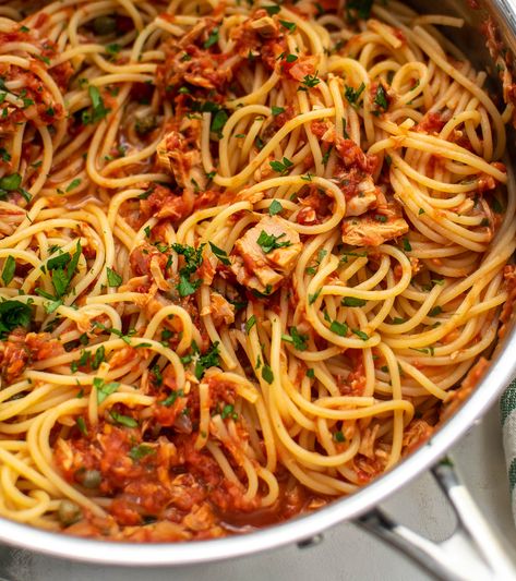 Tomato Tuna Pasta, Fish Spaghetti, Tuna Spaghetti Recipe, Tuna Spaghetti, Greek Spaghetti, Italian Tuna, Nutrition Goals, How To Make Spaghetti, Italian Pasta Dishes