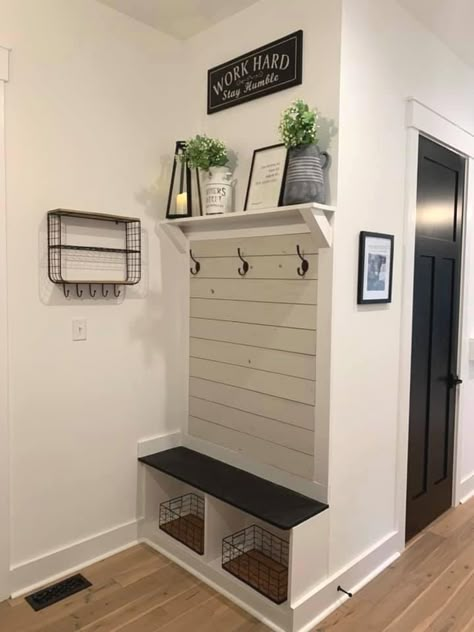 #rustichomedecor #farmhousehomedecor #farmhousedecor Creative Accent Wall Ideas, Ideas Recibidor, Creative Accent Wall, Small Mudroom Ideas, Diy Farmhouse Ideas, Farm Hacks, Mud Room Entry, Craftsman Interior, Magic Home