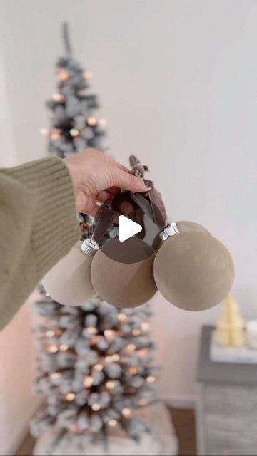 Lauri on Instagram: "DIY texture ornaments🤍 Here’s my DIY version tutorial on how I did it. In just a few short weeks christmas decorating will commence! I can’t wait, they are also super easy to make!🙌🏼 Estos ornaments quedan perfectos en el árbol de navidad o también en un bowl, comenta si ya los hiciste o piensas hacerlos👇🏼 SAVE this post for your own ornament DIY🤍 #diyornaments #christmasdecor #diychristmasornaments #neutralchristmas #holidaydecor #christmasinspo #ornaments #holidaydiy #seasonaldecorating #christmasdiy" Christmas Bowl Decorations, Diy Christmas Baubles, Christmas Vases, Christmas Bowl, Xmas Baubles, Friends Diy, Christmas Tree Baubles, Instagram Diy, Xmas Decor