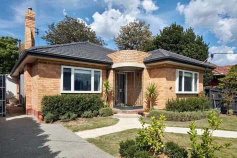 Breezy And Cool 1960's House Extension in Melbourne 1960s House Renovation Australia, 1960s House Exterior, 1940s House Exterior, 1960s Renovation, Orange Brick House Exterior, Driveway Colours, Yellow Brick House Exterior, Brick House Exterior Colors Schemes, Exterior Colour Schemes