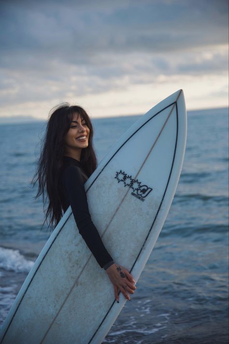 Surf Woman Surfing Photography, Surfing Pose, Surf Photoshoot, Vacation Sets, Woman Surfing, Surf Photos, Beach Photo Inspiration, Surfing Aesthetic, Paddle Surf