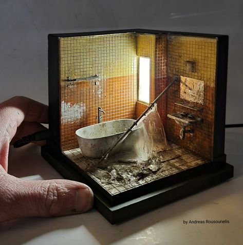 Creepy Diorama, Abandoned Miniatures, Bathroom Diorama, Abandoned Bathroom, Miniature Bathroom, Halloween Diorama, Room Box Miniatures, Miniature Artist, I Love Art