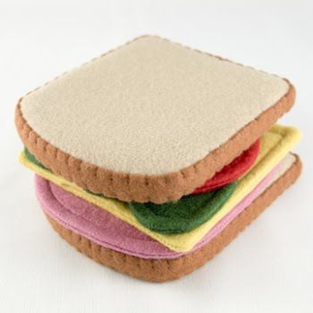 Felt food ! Felt Sandwich, Felt Food Diy, Felt Food Patterns, Felt Play Food, Pretend Food, Felt Crafts Diy, Food Patterns, Homemade Toys, Toy Food