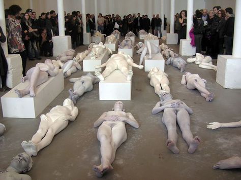 Art Conceptual de Vanessa Beecroft. Vanessa Beecroft, Conceptual Artist, Conceptual Art, Body Art, Ballet Shoes, Contemporary Art, Art