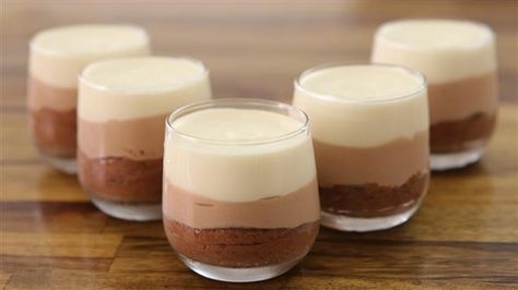 These triple chocolate mousse recipe is the dream of every chocolate lover. This mousse is eggless and requires only 3 types of chocolate and cream, that’s it! No eggs and no difficult techniques. 3 layers of smooth and creamy mousse; dark chocolate, milk chocolate and white chocolate. This triple chocolate mousse in a glass is a perfect dessert for parties, birthdays, Valentine's day, holidays and any other occasion. Easy Mousse, The Cooking Foodie, Mousse Recipes Easy, Triple Chocolate Mousse, Oreo Mousse, Choc Mousse, Chocolate Mousse Cups, Mousse Dolce, Puding Roti