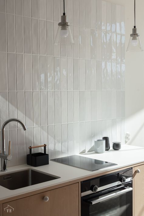 White Splashback Tiles, Kitchen Splashback Tiles, Minimal Kitchen Design, White Kitchen Tiles, Books Design, House Essentials, Splashback Tiles, Kitchen Surfaces, Dorm Room Inspiration