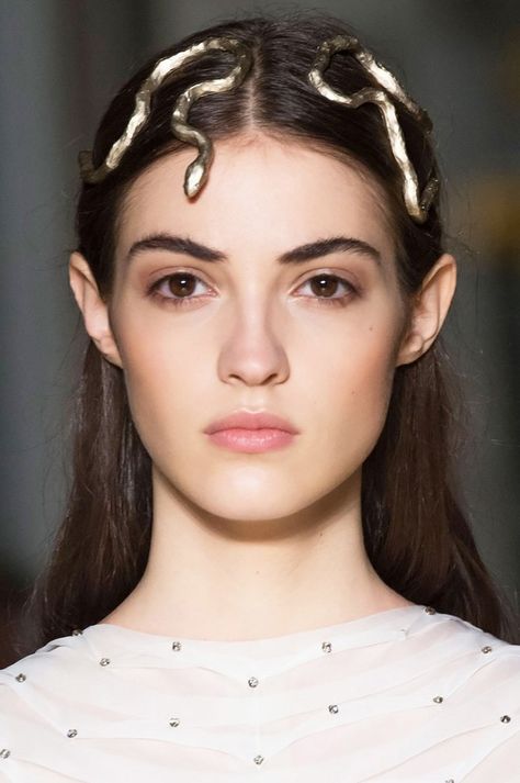 Minimal makeup and gold snake-shaped headpieces at Valentino Snake Makeup, Summer Paris Fashion, Makeup Runway, Camille Hurel, Bregje Heinen, Fashion Paris, Runway Makeup, Glow Skin, Wedding Hair Flowers