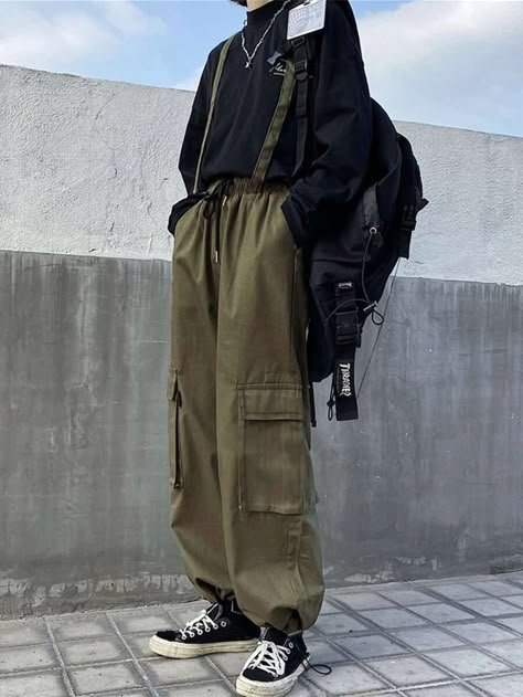 Men Wearing Cargo Pants, Army Clothes Aesthetic, Aesthetic Outfit Ideas Men, Army Outfit Men, Green Outfit Ideas Men, Green Fits Men, Styling Green Cargo Pants, How To Style Green Pants, Army Style Outfit