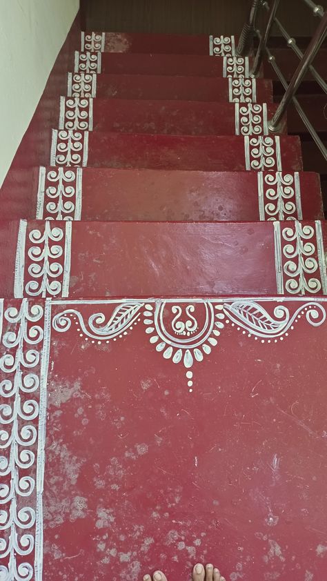 Mandna Art On Floor, Mandana Rajasthani Art On Floor, Rangoli Designs For Stairs, Mandna Designs Rajasthani, Paint Rangoli Designs On Floor, Rajasthani Rangoli, Jhoti Chita Design, Painting Rangoli Design, Alpona Art