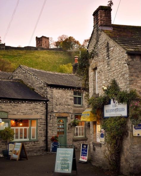 Looking up to Peveril Castle from Castleton in Derbyshire🍂 The quintessential English village is renowned for its wealth of local history, and for being a major Peak District walking centre. Photo: Instagram.com/dave.silver Landscape Hill, London Village, Castleton Derbyshire, Peak District England, Countryside Village, Lake District England, England Countryside, Cotswolds England, European Village