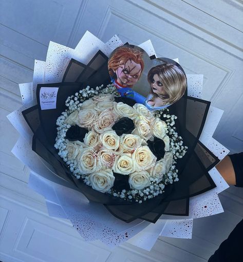 Chucky Bouquet, Ramo Ideas, Halloween Flower Arrangements, Halloween Bouquet, Bouquet Business, Pretty Bouquets, Forever Flower Bouquets, Ribbon Rose Bouquets, Chucky Halloween