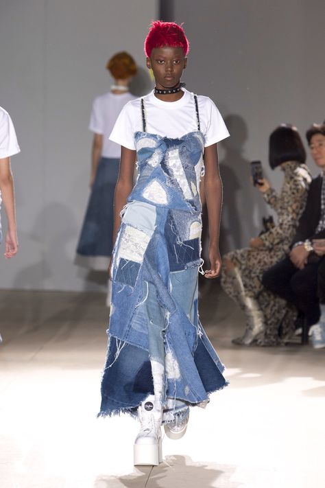 Junya Watanabe Spring 2019 Ready-to-Wear Fashion Show Collection Business Casual Jeans, 1980s Fashion Trends, Patchwork Fashion, Denim Inspiration, Denim Projects, Denim Ideas, Denim Diy, Recycled Fashion, Jeans Diy