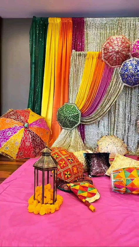 Teej Festival Backdrop, Qawali Night Decorations, First Lohri Decoration Ideas, Rajsthani Culture Home Decor Diy, Teej Decorations Party, Sangit Decor Ideas, Mahendi Function Decoration At Home, Maharashtrian Decor Ideas, Vaisakhi Decoration Ideas