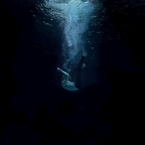 Deep Ocean Aesthetic, All The Bright Places, Image Moto, Water Aesthetic, Underwater Art, Under Water, Jolie Photo, Underwater Photography, Blue Aesthetic