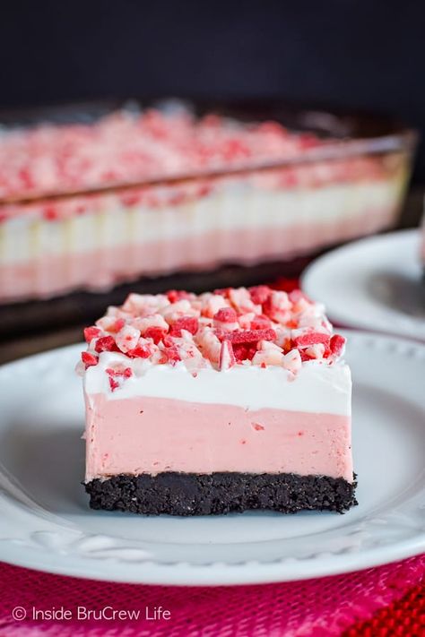 Peppermint Oreo Cheesecake - a chocolate cookie crust and no bake peppermint cheesecake makes this an easy dessert to make for holiday parties! #cheesecake #nobake #peppermint #holiday #Oreo #easy Oreo Cookie Butter, Cream Filled Cookies, Cookies And Cream Fudge, Peppermint Dessert, Oreo Cheesecake Recipes, Peppermint Cheesecake, Easy No Bake Cheesecake, Oreo Fudge, Easy To Make Desserts