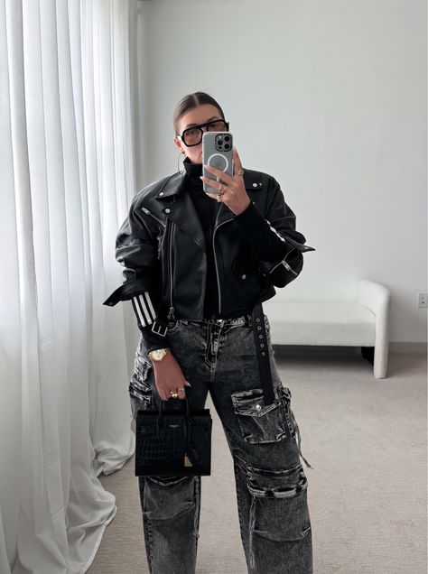 BIG T SUPER BAGGY CARGO JEAN curated on LTK Baggy Cargo Pants Outfit Winter, Camoflauge Outfits Aesthetic, Black Cargo Jeans Outfit, Baggy Cargo Pants Outfit, Camoflauge Outfits, Cargo Pants Outfit Winter, Biker Girl Style, Cargo Jeans Outfit, Baggy Cargo Jeans