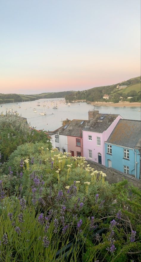 Houses By The Sea Uk, English Beach House, Uk Beach House, British Seaside House, Cottage By The Sea Aesthetic, Salcombe Aesthetic, Uk Seaside Aesthetic, Travel Aesthetic England, English Seaside Aesthetic