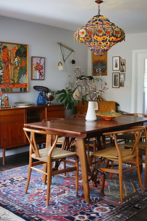 Room Inspiration Boho, Moody Home Decor, Bohemian Dining Room, Mismatched Chairs, Eclectic Dining Room, Boho Dining Room, Eclectic Dining, Chic Dining Room, Wooden Table And Chairs