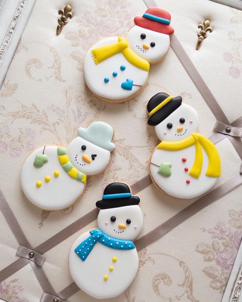 snow man Snow Man Sugar Cookie, Snowman Cookies Royal Icing, Snow Man Cookies, Christmas Icing Cookies, Christmas Icing, Flower Sugar Cookies, Christmas Themed Cake, Snowman Cookies, Sugar Cookie Designs