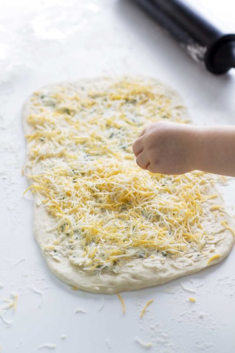 Cheesy Garlic Herb Pull-Apart Bread Recipe -- A savory pull apart-style loaf with cheese, garlic and herbs. girlversusdough.com @girlversusdough #girlversusdough #breadrecipe #garlicbread Herb Pull Apart Bread, Pull Apart Breads, Pull Apart Recipes, Bread Pull Apart, Pull Apart Garlic Bread, Cheesy Pull Apart Bread, Bread Pull Apart Recipes, Pizza Dough Recipes, Pizza Wraps