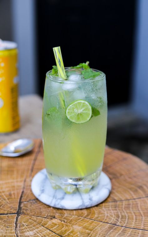 This mint lime soda is ready in no time! It… The post Mint lime soda appeared first on The Foody Bean. Fresh Lime Soda, Lime Soda, Tonic Water, So Fresh, Work It, Vegan Paleo, Lime Juice, Paleo Gluten Free, No Time