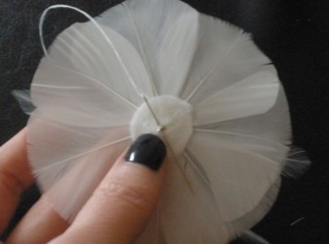 Make your own delicate feather fascinator on the cheap | Offbeat Bride Diy Fascinator, Diy Feather, Fascinator Hats Diy, Feather Flowers, Flower Fascinator, Offbeat Bride, Feather Crafts, Wedding Fascinators, Feather Fascinators