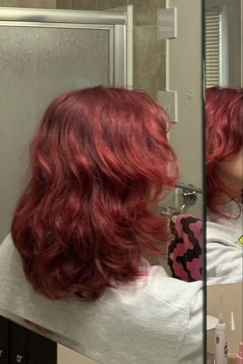 Inci Core, Aesthetic Dyed Hair Red, Wavy Red Hair Dyed, Red Dyed Hair Aesthetic, Red Hair Wavy, Red Wavy Hair, Red Curly Hair Aesthetic, Red Hair Layers, Wavy Red Hair