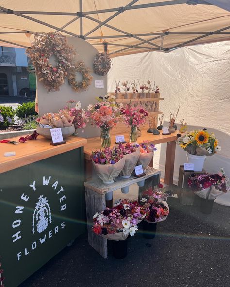 flower temple at the waterfront market 🌹 Diy Flower Display Rack, Diy Flower Drying Rack, Farmers Market Table, Market Set Up Ideas, Greenhouse Inspiration, Flower Vendor, Pipe Flower, Market Stall Display, Dream Flower