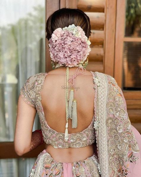 We have found the perfect and trending rose bun hairstyle ideas that are out there. These are unqiue, beautiful and we promise that these will make you look stunning on the most special day of your life. 🌹😍 #shaadisaga #indianwedding #rosebunhairstyle #rosebunhairstylered #rosebunhairstylereal #rosebunhairstyleside #rosebunhairstylepink #rosebunhairstylemessy #rosebunhairstyle #floralbunhairstyle #bridalhairstyle #bridalbunhairstyle #bridalbunhairstyleflower #bridalbunhairstylefrontlook Floral Bun Hairstyle, Bridal Hmu, Floral Bun, Hairstyle Indian, Bridal Hairstyle Indian Wedding, Flower Bun, Bridal Bun, Bridal Hairdo, Bridal Hair Buns