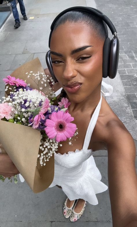 Iphone Headphones, Cute Photo Poses, Lola Rose, Girls White Dress, Black Femininity, Flowers Aesthetic, Model Aesthetic, Aesthetic Black, Hippie Outfits