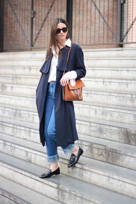 Navy Trench Coat Outfit, Trench Coat Outfit Spring, Trench Outfit, Navy Trench Coat, Look Jean, Trench Coat Outfit, Blue Trench Coat, Trench Coat Style, Classic Coat