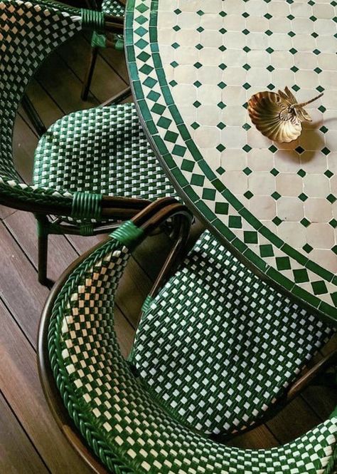 Backyard Bistro Area, Italian Bistro Decor, French Bistro Aesthetic, Restaurant Patio Ideas, Bistro Aesthetic, French Bistro Design, Bistro Table Indoor, Mosaic Dining Table, Bistro Seating