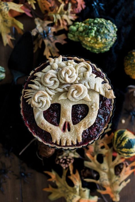 blackberry skull pie with fresh blackberries and an easy to make skull art pie topper. Tips and tricks for beautifully decorated pies! Fall Sweets, Recetas Halloween, Pies Art, Spooky Food, Halloween Party Dinner, Halloween Baking, Halloween Dinner, Halloween Desserts, Halloween Snacks