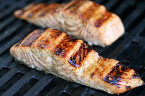 This is a very quick and easy recipe for grilled salmon fillets, glazed with brown sugar, apple cider vinegar, and Dijon mustard. Recipe For Grilled Salmon, Garlic Free Recipes, Gluten And Dairy Free Diet, Weekly Meal Ideas, Olive Garden Soups, Salmon Glaze Recipes, Mustard Salmon, Grilled Salmon Recipes, Dairy Free Diet