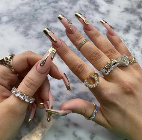 Dripping In Gold, Nail Design Glitter, Feather Nails, Golden Nails, Gold Hand, Birthday Nails, Minimalist Nails, Luxury Nails, Fire Nails