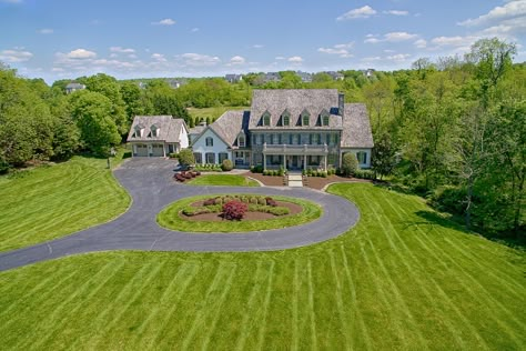 Long Driveway With Circle, Driveway With Circle, Driveway With Roundabout, House With Circle Driveway, Homes With Circle Driveways, House Roundabout Driveway, Modern Farmhouse Circle Driveway, Drive Up Driveway House, Circle Driveway With Side Garage