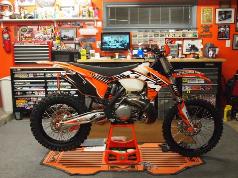 Dirt Bike Garage Workshop, Dirtbike Workshop, Dirt Bike Garage, Cycle Store Design, Motocross Room, Dirt Bike Room, Motorcycle Workshop, Ultimate Garage, Bike Room