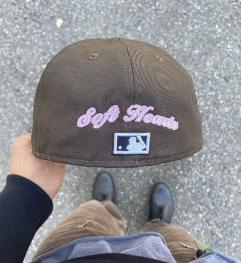 Customized Fitted Hats, Fitted Hat Embroidery Ideas, Fitted Caps Aesthetic, Fitted Hat Outfit, Custom Fitted Hats, Swag Hats, Streetwear Hats, Topi Snapback, Dope Hats