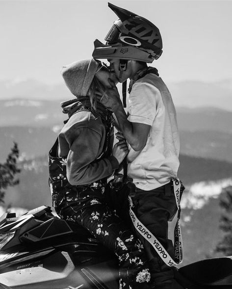 Couple Snowmobile Pictures, Snowmobile Couple Pics, Snowmobile Engagement Pictures, Snowmobile Photoshoot, Snowmobile Couple, Motorcycle Boyfriend, Ski Photos, Winter Couple Pictures, Snow Couple