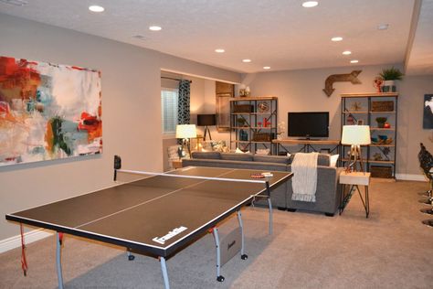 Ping Pong Table In Living Room, Big Open Basement Ideas, Sous Sol Design Inspiration, Fun Basement Ideas For Teenagers, Chill Basement, Basement Games Room, Gaming Basement, Basement Gameroom, Teenage Hangout