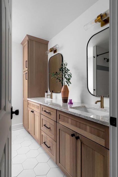 Modern bathroom with warm wood vanity, elegant marble countertop, brass fixtures, and hexagon tile flooring. A perfect blend of natural tones and contemporary style for a sophisticated home look. #BathroomVanity #ModernBathroom #InteriorDesign #HomeRenovation #ClarkAndAldine Modern bathroom vanity with wood cabinets, marble countertop, brass fixtures, and hexagon tiles Wood Cabinet Bathroom Vanity, Bathroom Tile And Vanity Ideas, Gray Marble Countertops Bathroom, Oak Cabinets Bathroom Ideas, Natural Bathroom Vanity Ideas, Vanity With Countertop Cabinet, Natural Bathroom Cabinets, Bathroom With Quartz Countertop, Tile Floor With Wood Cabinets