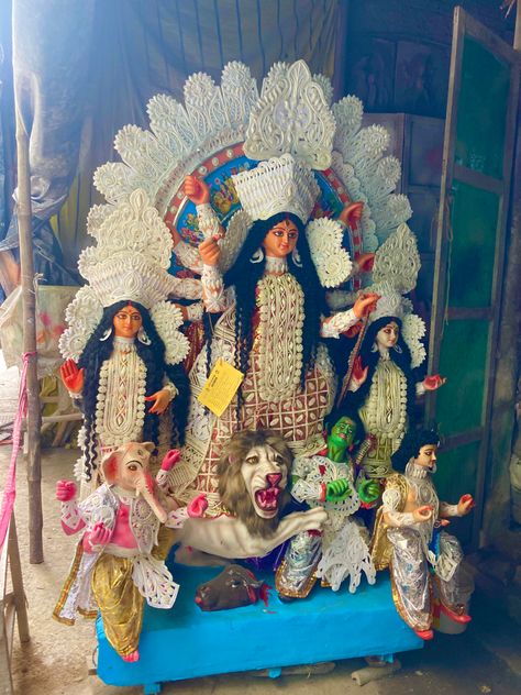 Pujo days looks kinda like this in Kolkata. Mahisasur Mardini, Tips For Happy Life, Durga Painting, Lion Pictures, Goddess Artwork, Maa Durga, Durga Puja, Durga Maa, Hindu God