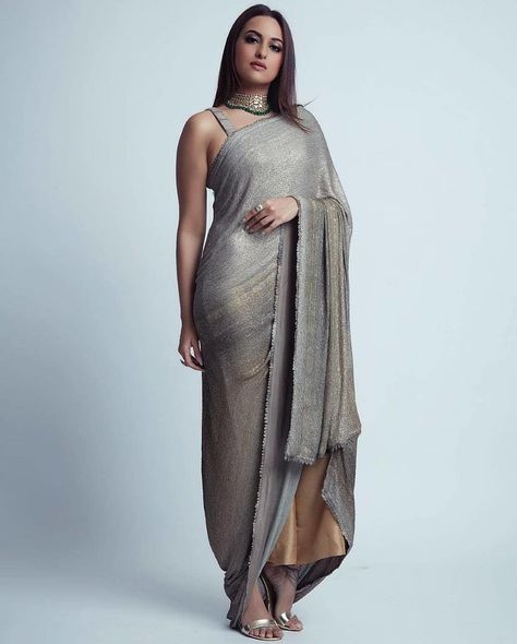 Take a cue from Sonakshi Sinha who looked like a million bucks in this shimmery Anamika Khanna saree paired with ankle-length golden palazzo pants. #fashion #trends #trending Palazzo Saree, Saree With Pants, Sonakshi Sinha Saree, Saree Draping Styles, Saree Draping, Saree Poses, Drape Saree, Saree Photoshoot, Sonakshi Sinha