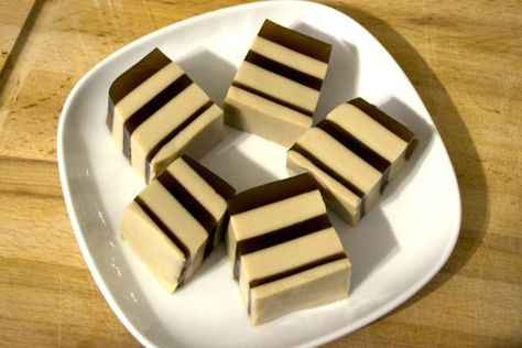 Coffee-Jello-Mystique-Cafe Coffee Jello Recipe, Coffee Jello, Jello Deserts, Finger Jello, Condensed Milk Desserts, Vietnamese Foods, Biscuits Graham, Coffee Jelly, Chilled Desserts