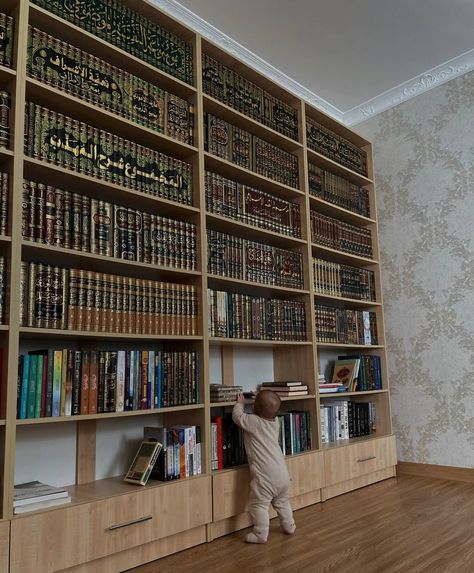 Islamic Bookshelf, Arabic Library, Islamic Room, Islamic House, Dream Home Library, How To Start Painting, Islamic Library, Prayer Room Ideas, Painting Walls