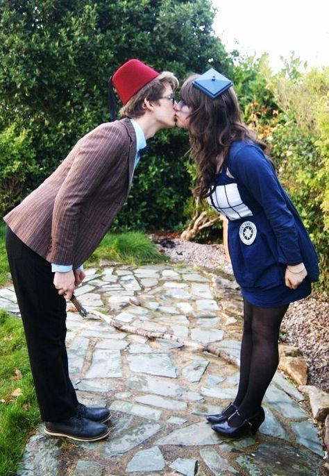 doctor who couple costume, but with rob as ten, of course. Matt Smith.....yuck!! Tardis Cosplay, Halloween Decor Diy, Hallowen Costume, Doctor Who Tardis, Nerd Love, Wibbly Wobbly Timey Wimey Stuff, Timey Wimey Stuff, Geek Out, Couple Halloween