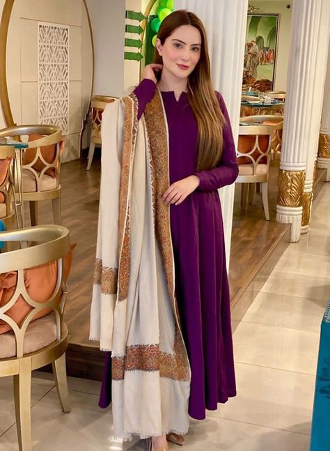 Purple Dupatta Combination, Kurti Colour Combination Ideas, Plane Suits With Designer Dupatta, Purple Kurti Designs, Purple Dress Design, Purple Colour Combination, Pakistani Women Dresses, Pakistani Fashion Casual, Dresses Purple