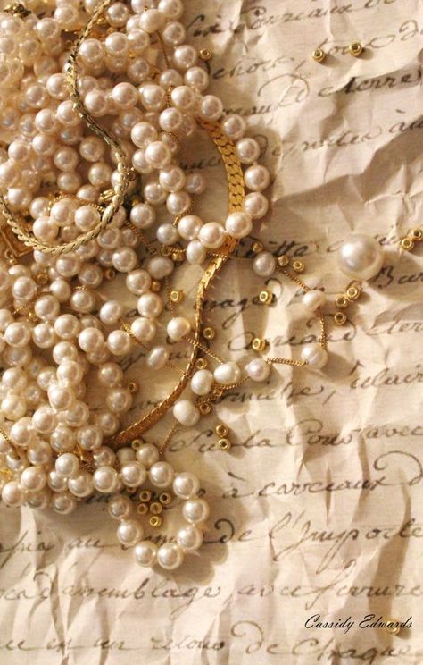 vintage pearls Bild Gold, Gold Aesthetic, Pearl And Lace, Beige Aesthetic, Arte Popular, Vintage Pearls, Bling Bling, Pearl Jewelry, Aesthetic Pictures